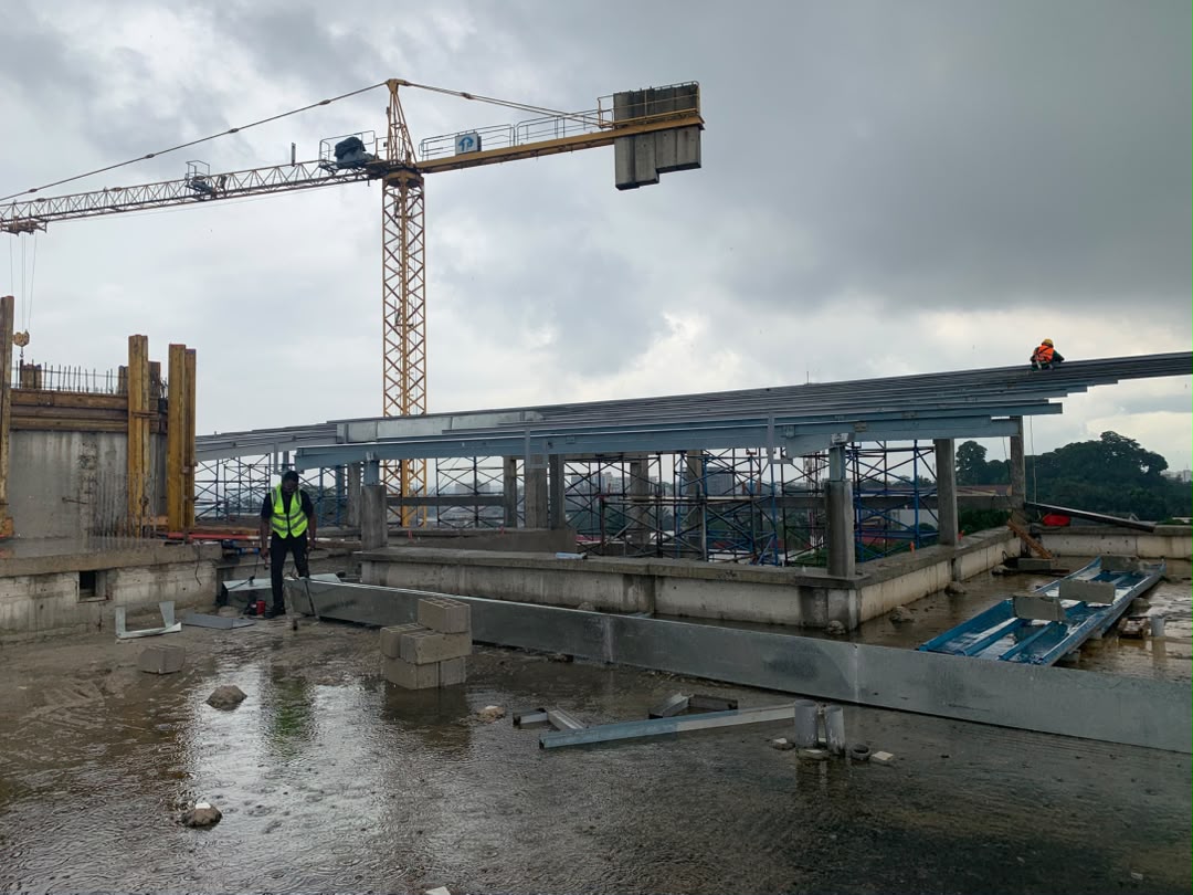 Vue aérienne des pannes et poutres du bâtiment