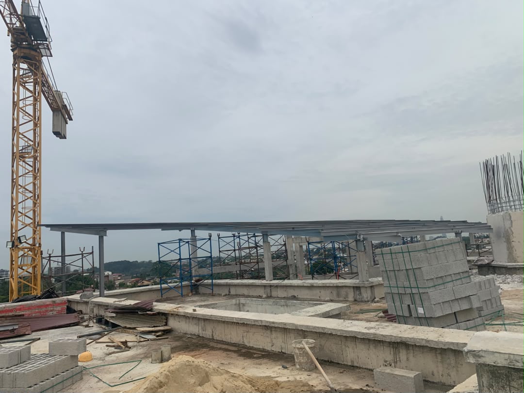 Vue aérienne des pannes et poutres du bâtiment